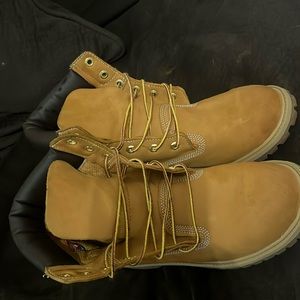Used timberland boots , still in great shape. Size 7M